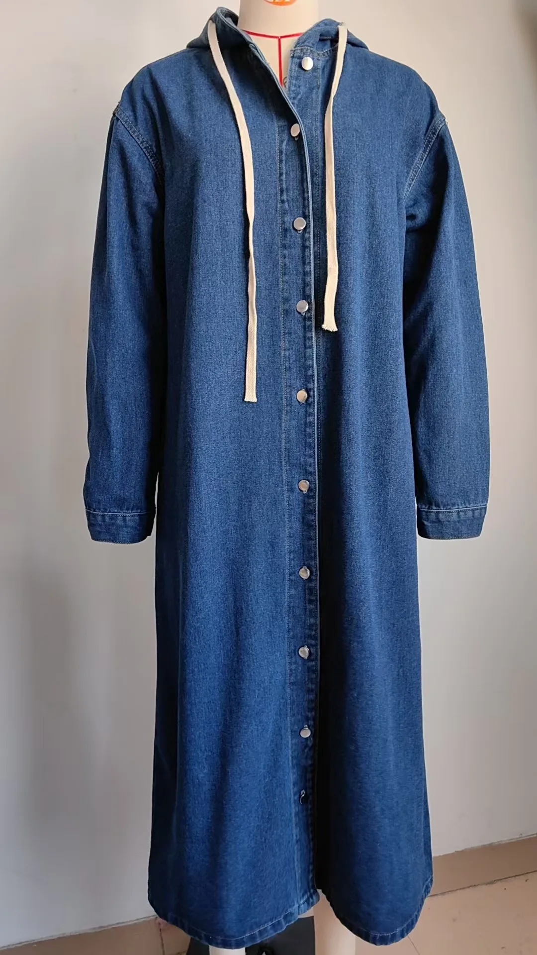 Veste en jean longue femme bleue à capuche – Trench vintage délavé – Image 7